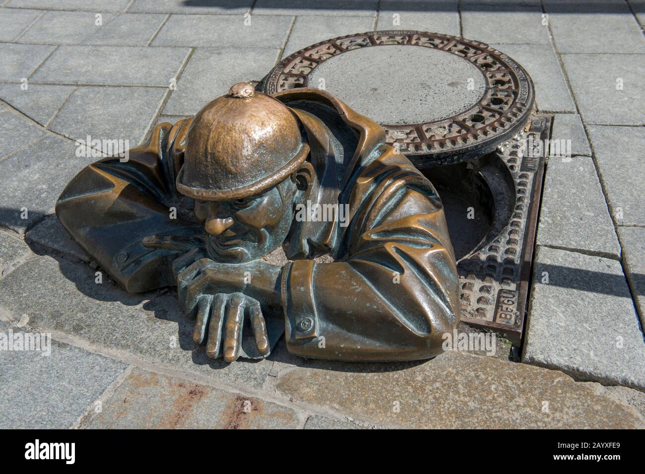 Scena di strada con statua di bronzo a Bratislava, la capitale della Slovacchia. Foto Stock
