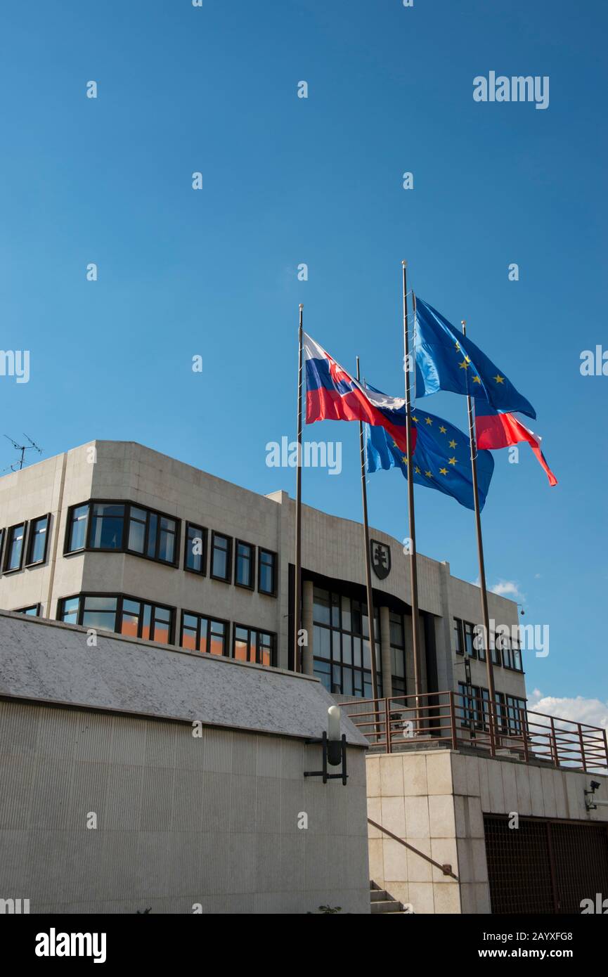 Bandiere nazionali e dell'Unione europea di fronte all'edificio del Parlamento a Bratislava, la capitale della Slovacchia. Foto Stock