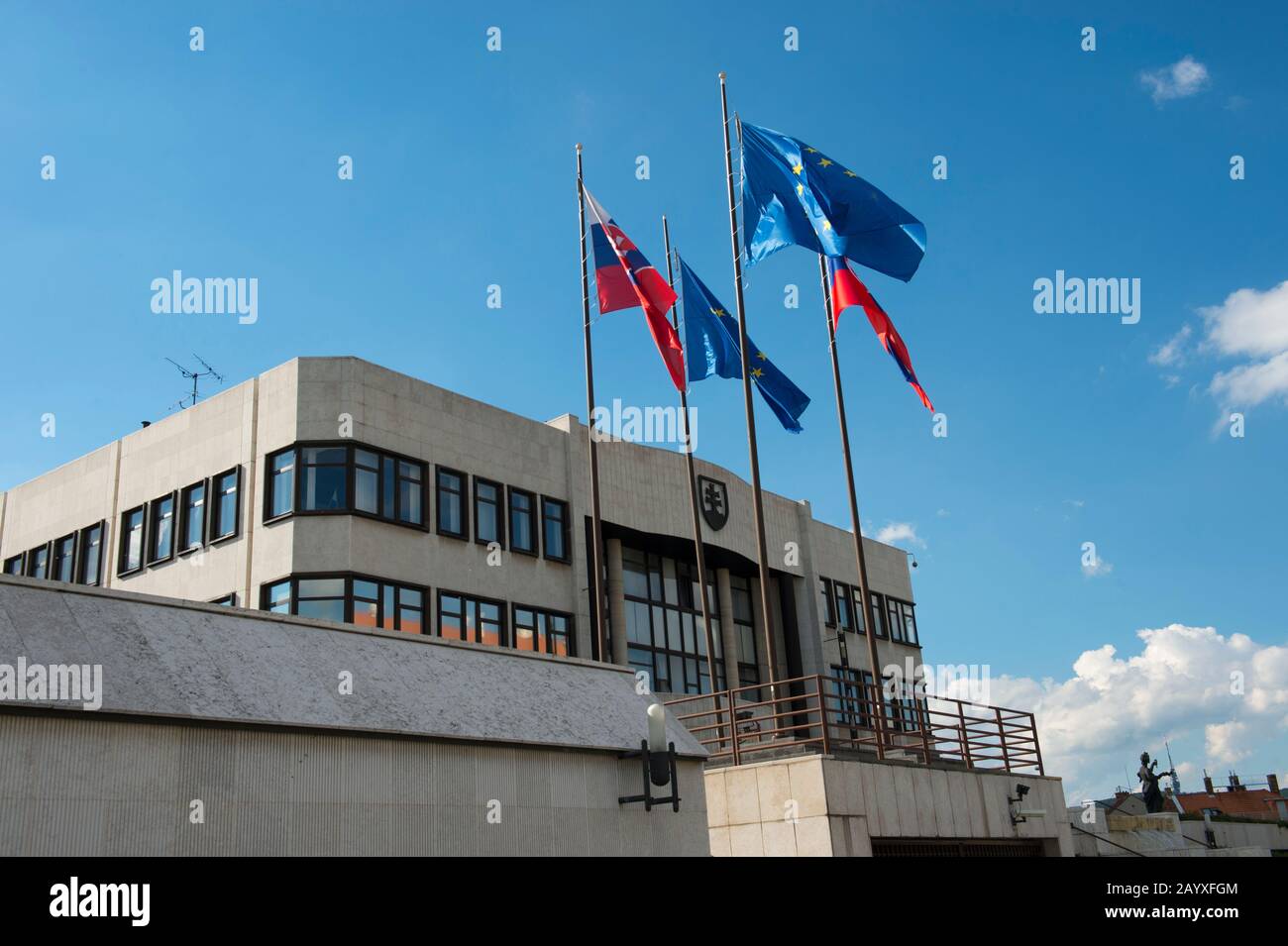 Bandiere nazionali e dell'Unione europea di fronte all'edificio del Parlamento a Bratislava, la capitale della Slovacchia. Foto Stock