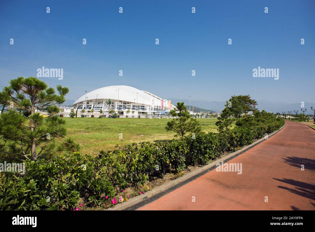 Adler, Sochi, Russia - 6 Settembre 2018: Stadio Fisht Al Parco Olimpico Di Sochi. Vista Dal Lato Di Embankment. Foto Stock