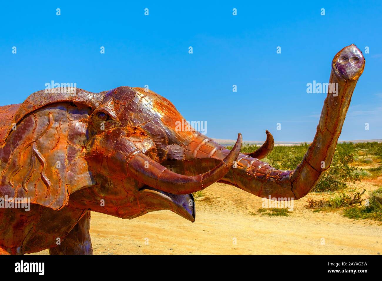 California, USA, marzo 2019, primo piano su una scultura con testa di elefante in metallo dell'artista Ricardo Breceda nel Parco statale del deserto di Anza-Borrego Foto Stock