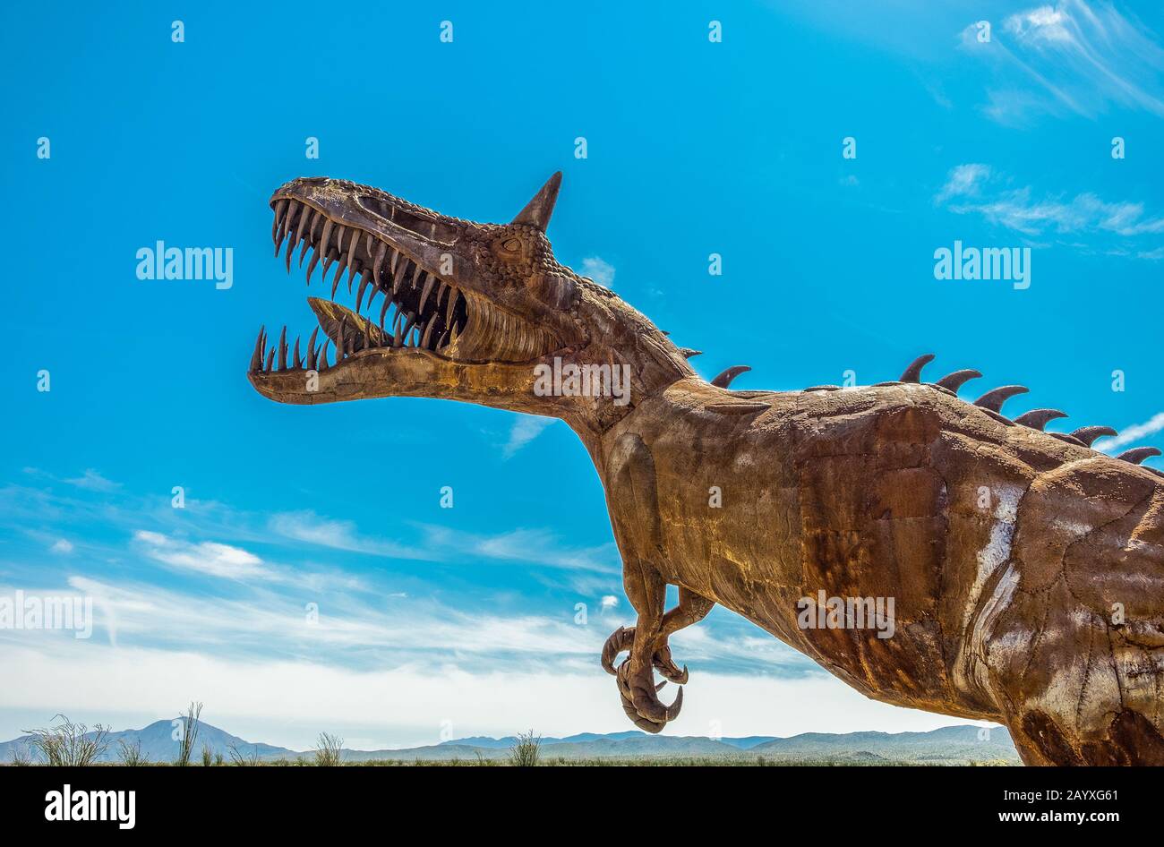California, USA, marzo 2019, scultura in dinosauro metallico dell'artista Ricardo Breceda nel Parco statale del deserto di Anza-Borrego Foto Stock