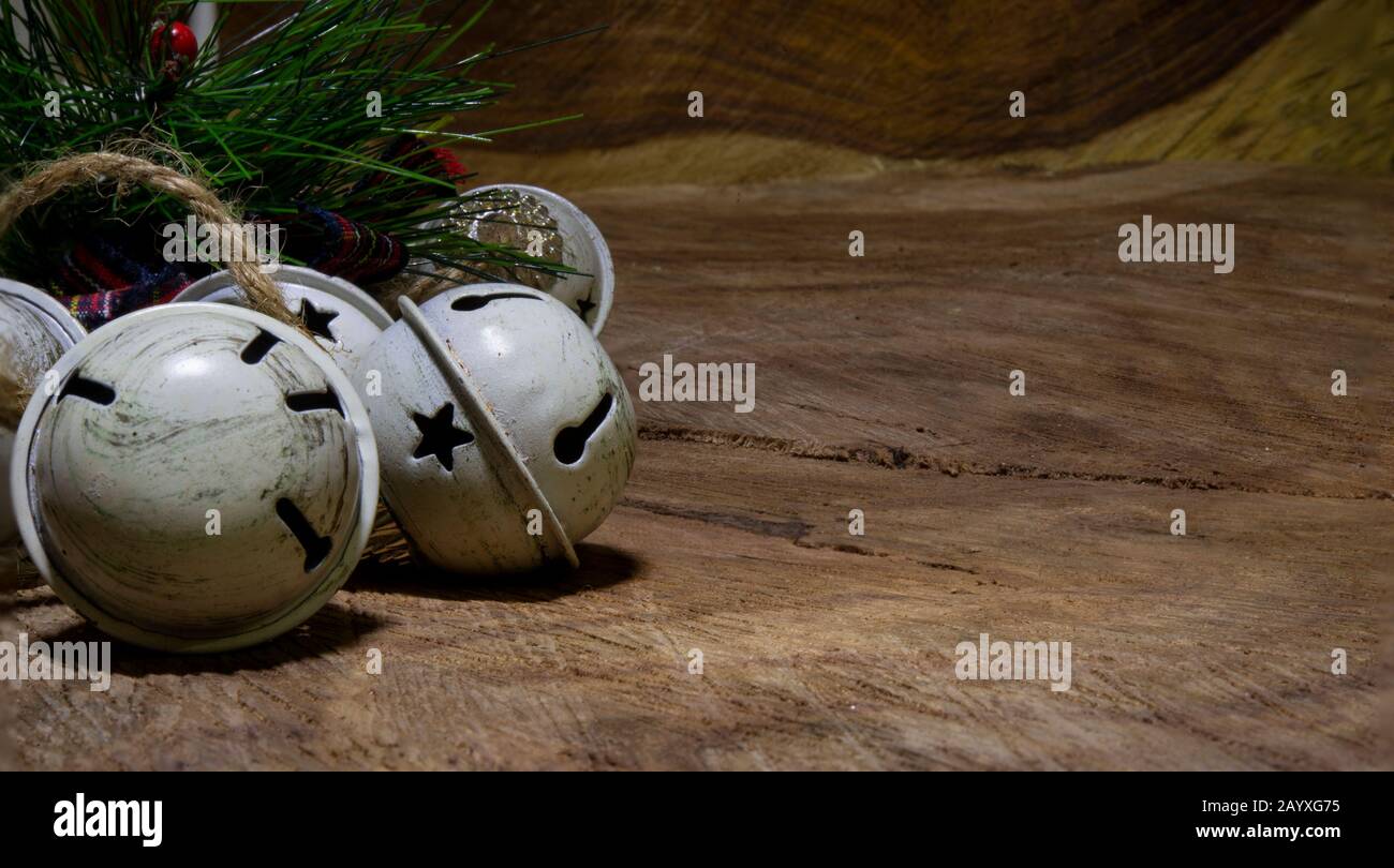 Vista sul closeup degli elementi decorativi di Natale su un tavolo di legno Foto Stock