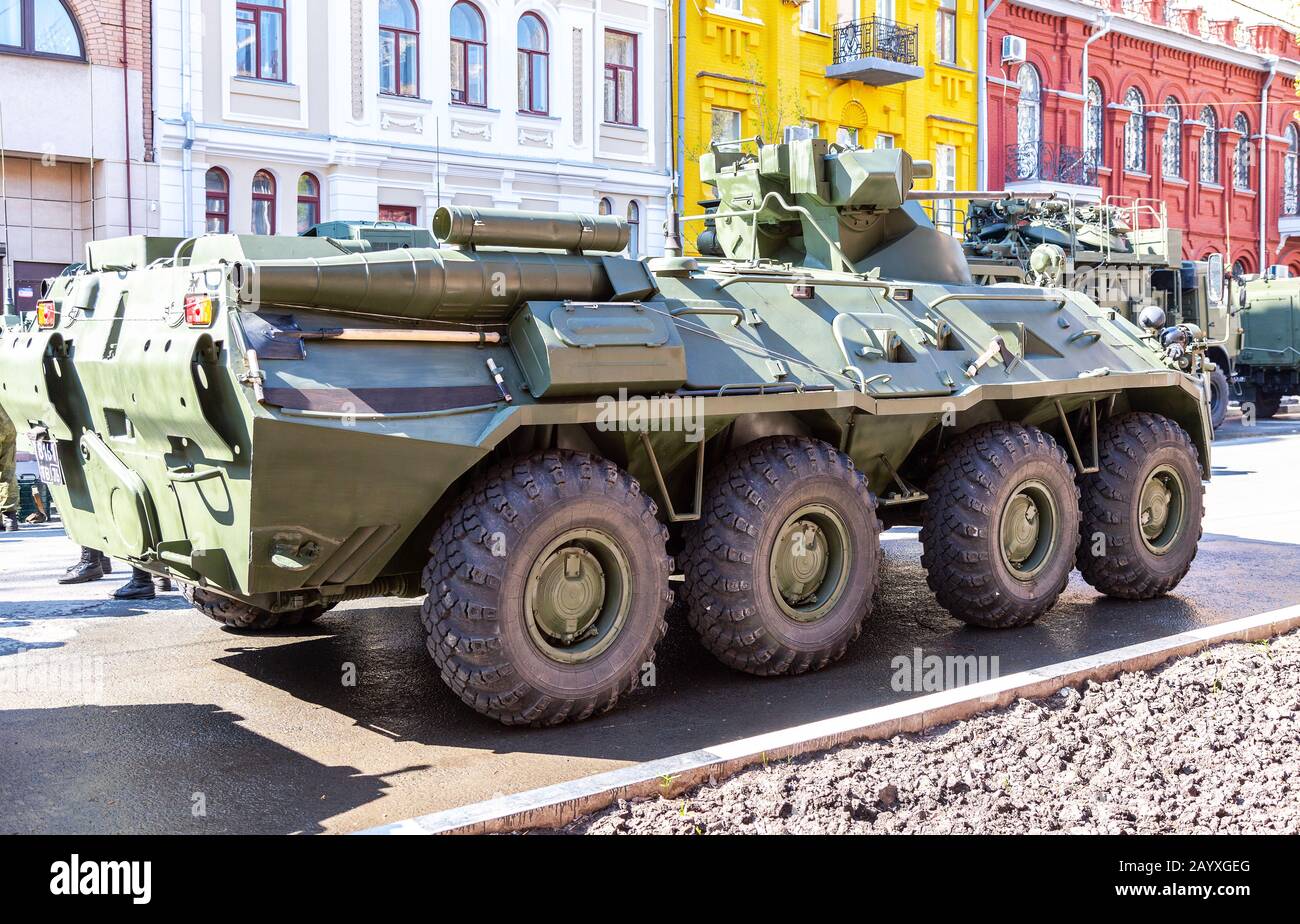Samara, Russia - 4 maggio 2019: BTR-82A veicolo blindato con ruote dell'esercito russo, trasportabile presso la strada della città Foto Stock
