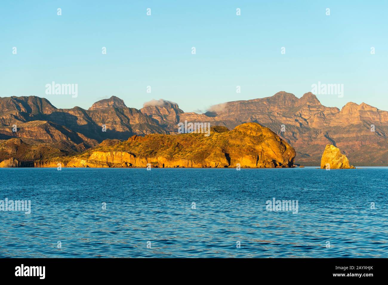 Luce mattutina all'alba sulla costa all'Aqua Verde vicino Loreto, Mare di Cortez in Baja California, Messico. Foto Stock