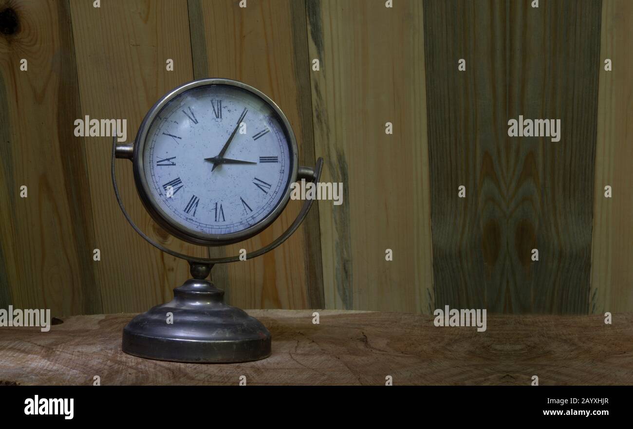 Primo piano orologio da tavolo vintage su sfondo di legno con spazio copia Foto Stock