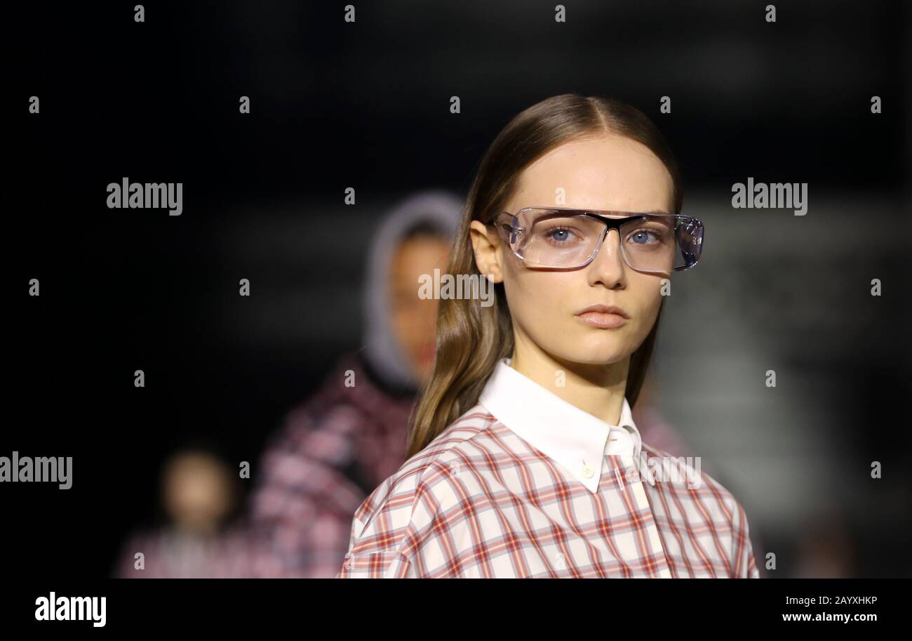 Un modello sulla passerella durante lo spettacolo Burberry alla London Fashion Week febbraio 2020, tenutasi all'Olympia National di Londra. Foto Stock
