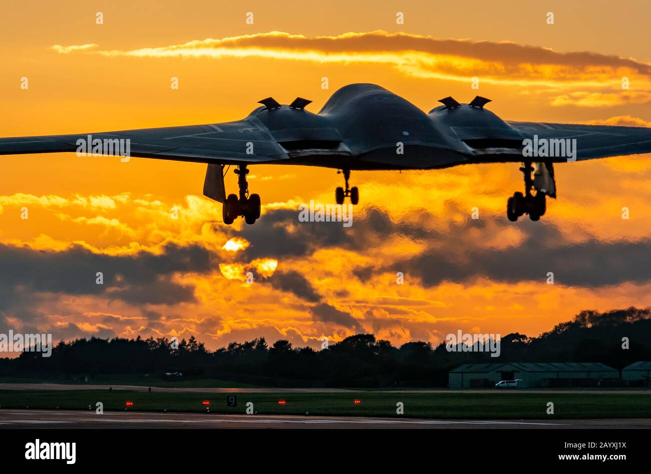 B2 Bomber piano atterrando al tramonto a RAF Fairford. Foto Stock