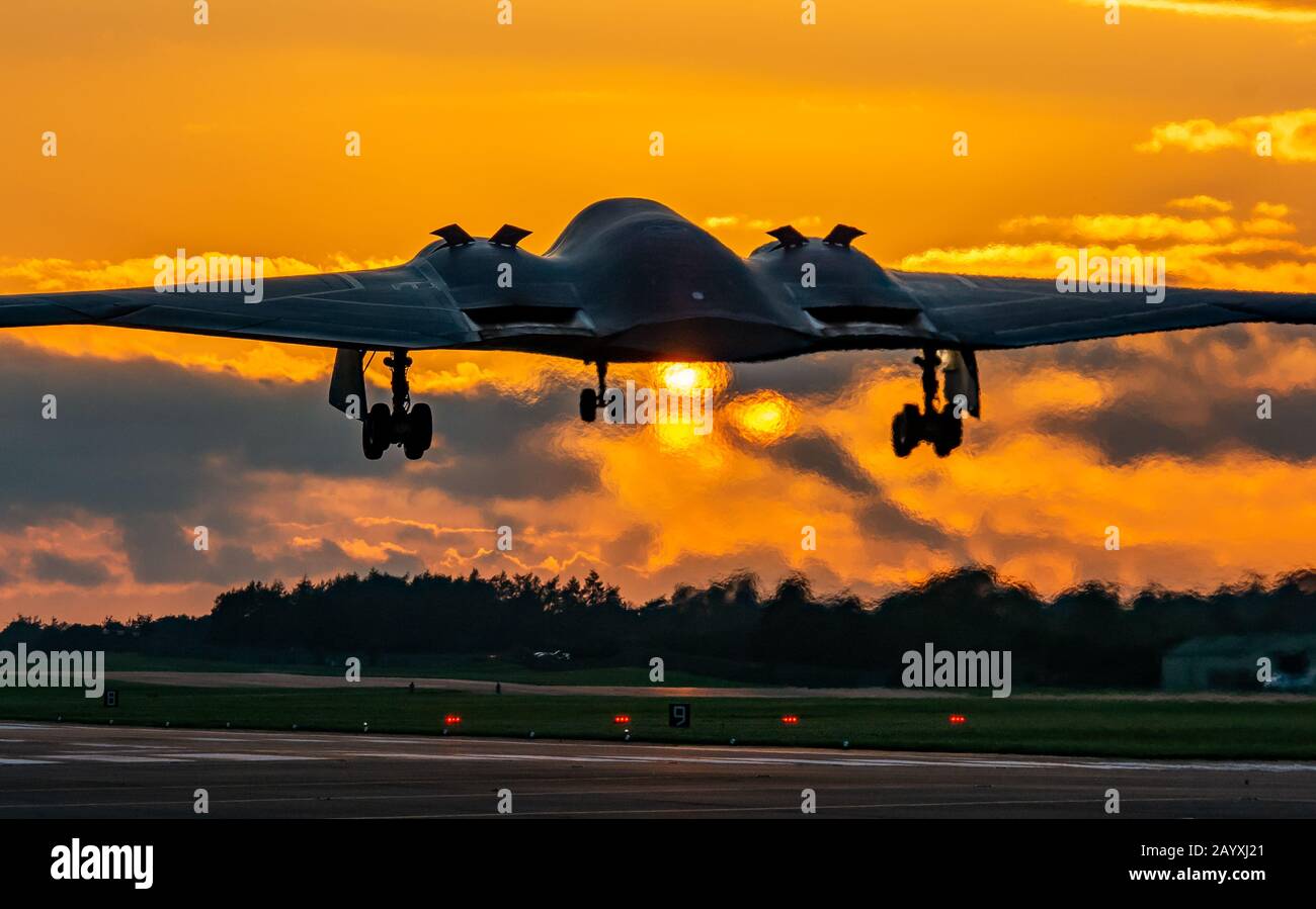 B2 Bomber piano atterrando al tramonto a RAF Fairford. Foto Stock