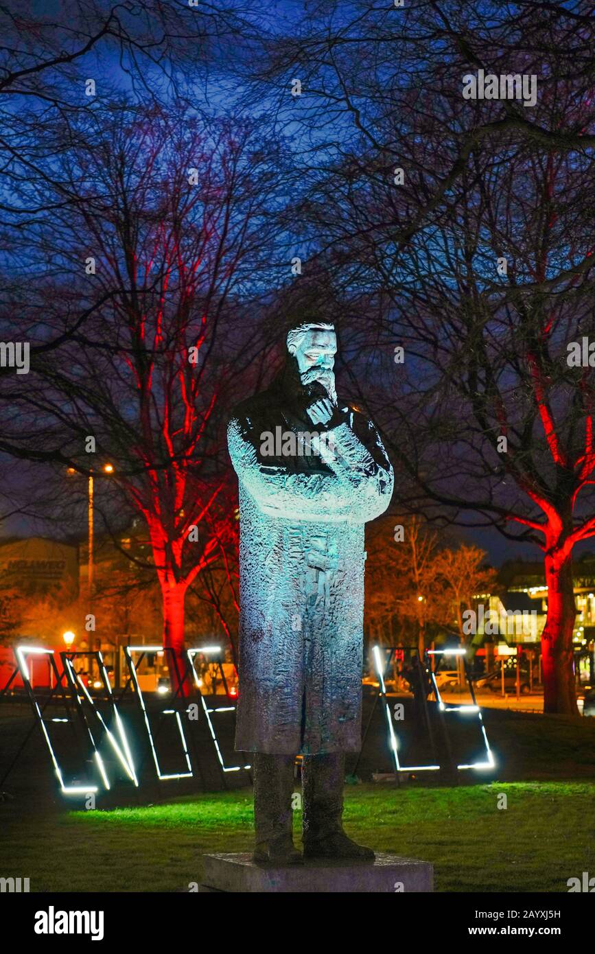 Engels Memorial è una statua in bronzo del filosofo tedesco e rivoluzionario comunista FRIEDRICH ENGELS, realizzata dallo scultore cinese Zeng Chenggang (2014). Si trova nel Giardino Engels a Wuppertal, in Germania. Foto Stock