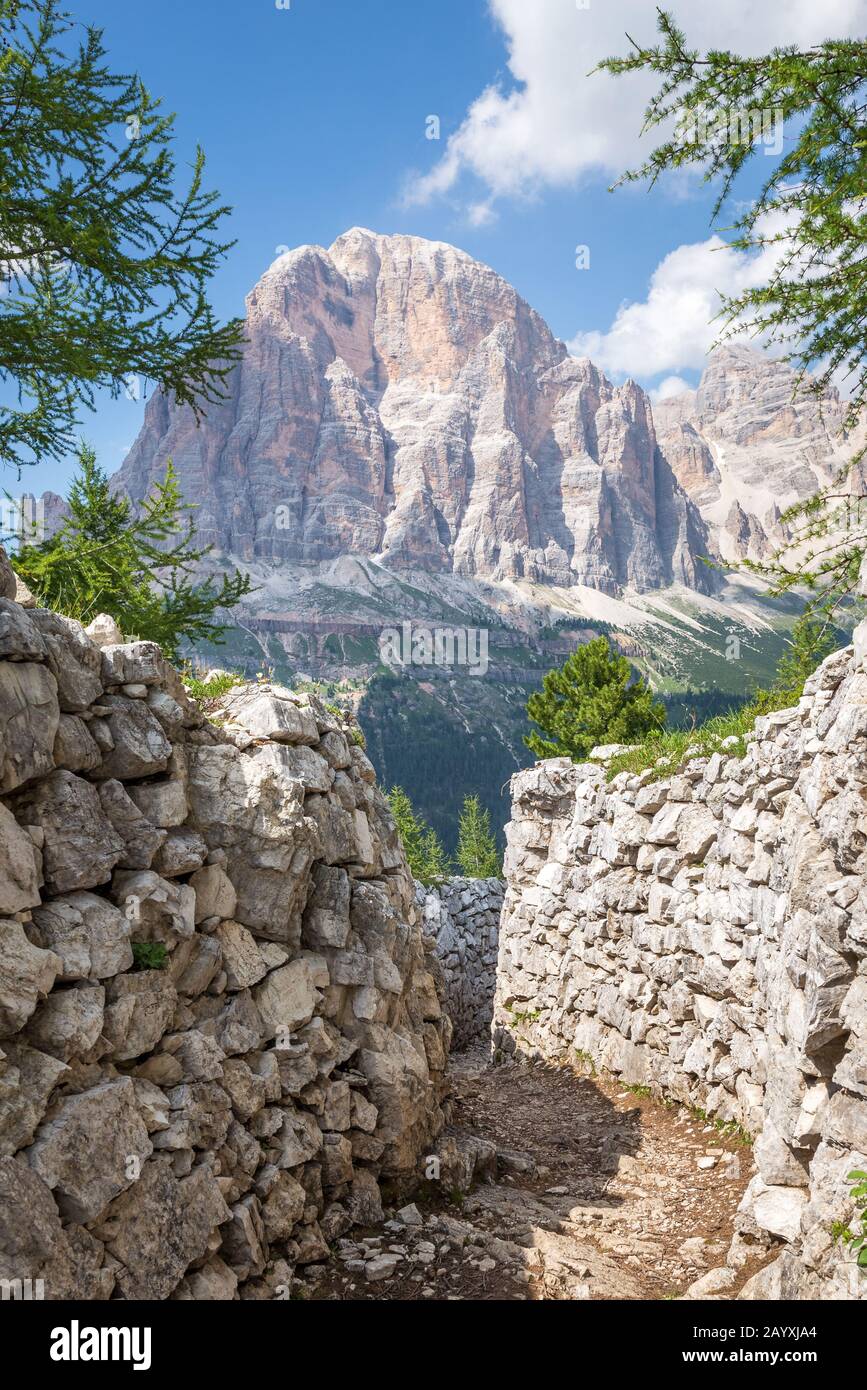 Sentiero che conduce verso una maestosa cima di montagna nelle Dolomiti, Italia Foto Stock