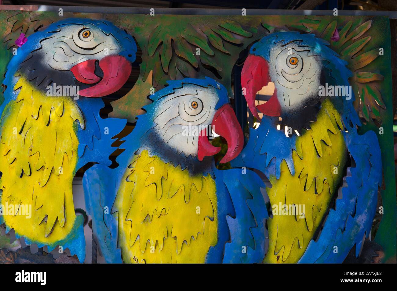 Colorate opere d'arte in metallo che raffigurano i pappagalli su una parete di un ristorante nella città di Loreto, Mare di Cortez, Baja California, Messico. Foto Stock