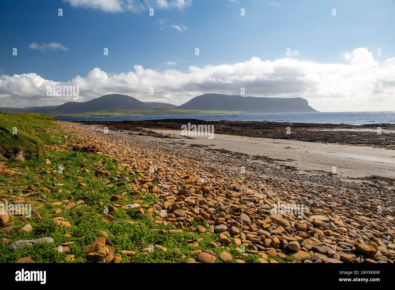 Orkney, Scozia, Regno Unito - Warbeth Beach, Stromness, Orkney con vista su Hoy, Isole Orkney Foto Stock
