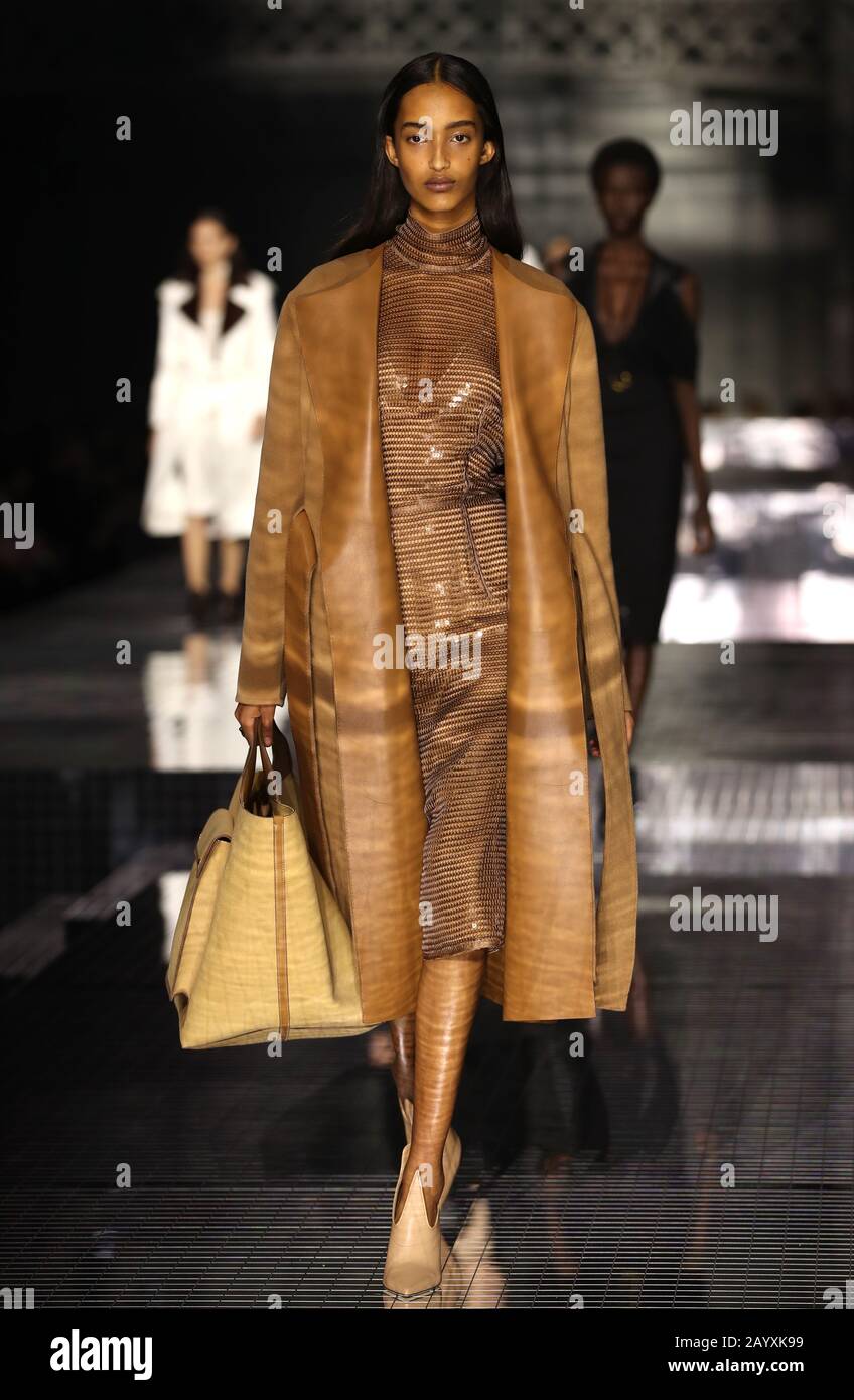 Un modello sulla passerella durante lo spettacolo Burberry alla London Fashion Week febbraio 2020, tenutasi all'Olympia National di Londra. Foto Stock