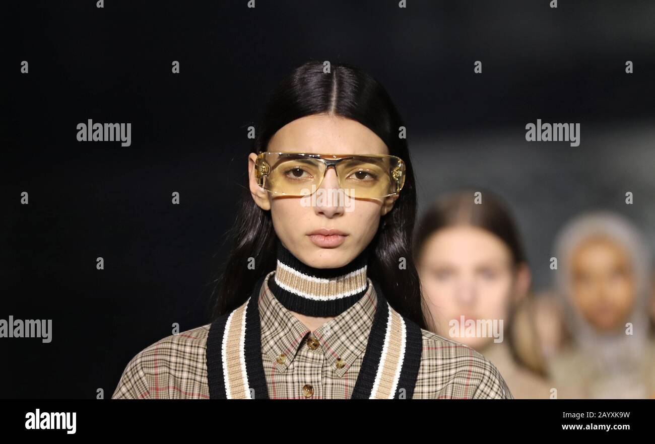 Un modello sulla passerella durante lo spettacolo Burberry alla London Fashion Week febbraio 2020, tenutasi all'Olympia National di Londra. Foto Stock