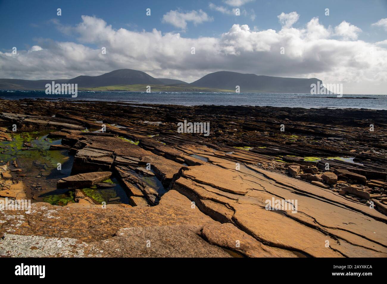 Orkney, Scozia, Regno Unito - Warbeth Beach, Stromness, Orkney con vista su Hoy, Isole Orkney Foto Stock