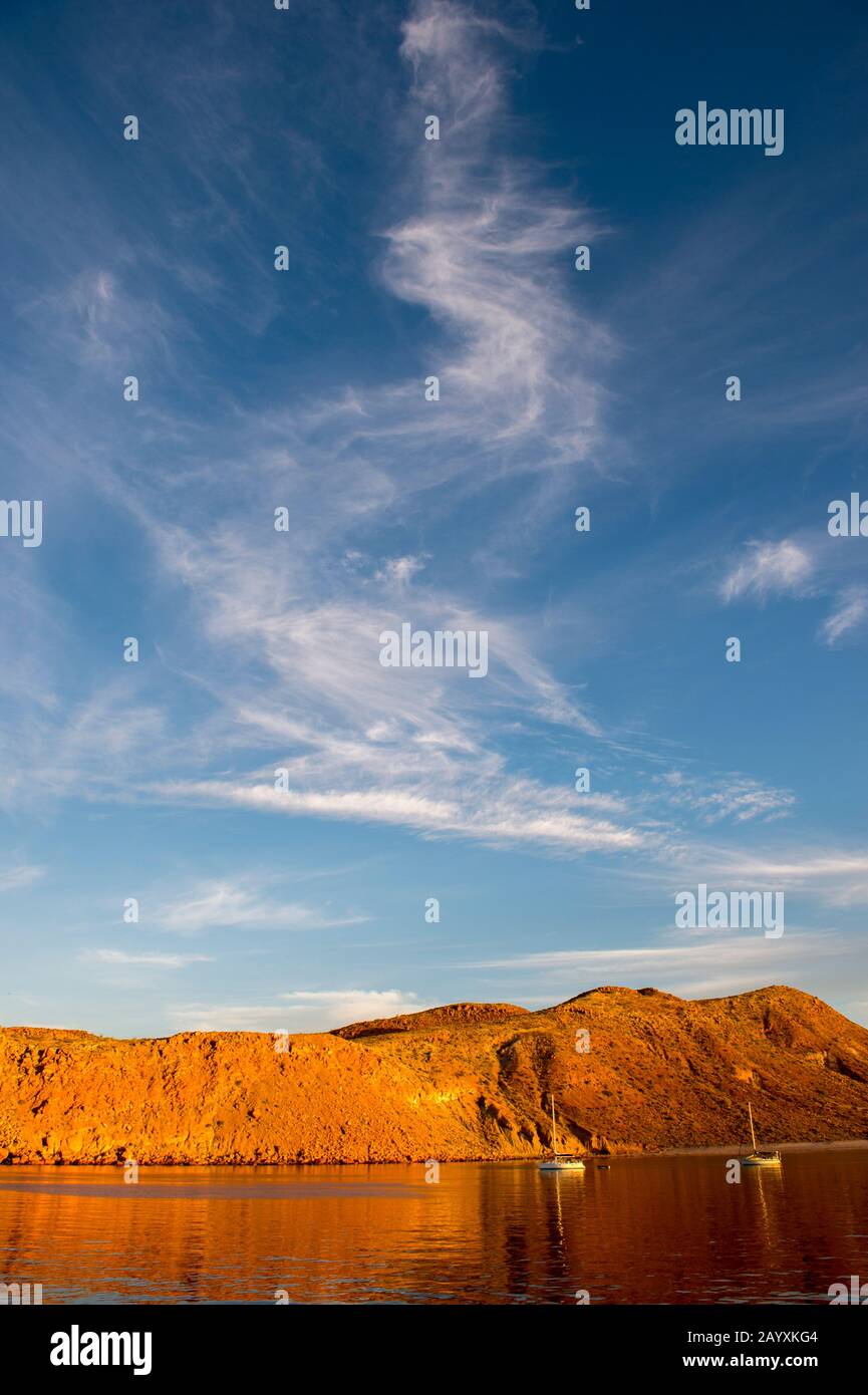Cielo mattutino sulle barche a vela all'ancora nella baia riparata dell'Isola di San Francisco nel Mare di Cortez, Baja California, Messico. Foto Stock