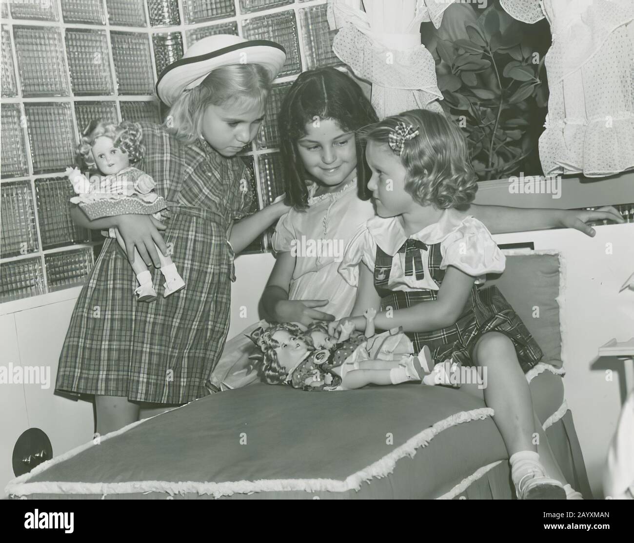 Giorni speciali - giorno dei bambini - Ragazze che giocano con le bambole 1935 - 1945 Foto Stock