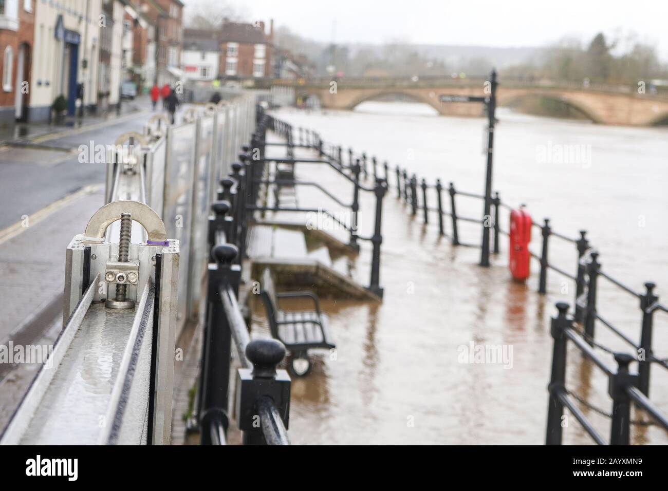 Bewdley, Regno Unito. 17 febbraio 2020. Tempo nel Regno Unito: Con i livelli del fiume ad un'altezza senza precedenti nella città di Bewdley, i residenti pregano che le barriere di protezione contro le inondazioni erette sulla Severnside Sud e sulla Severnside Nord manterranno le loro case e le loro aziende libere dalle inondazioni mentre la pioggia continua a cadere oggi nel Worcestershire. Le docce continue sono previste questa sera e il popolo di Bewdley guardare per vedere se i meccanismi di difesa alluvione dell'Agenzia dell'ambiente manterranno le loro proprietà al sicuro. Credit: Lee Hudson/Alamy Live News Foto Stock