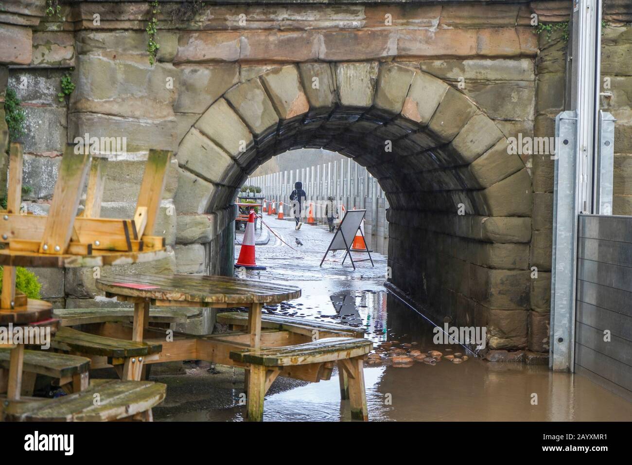 Bewdley, Regno Unito. 17th febbraio 2020. Tempo nel Regno Unito: Con i livelli del fiume a un livello senza precedenti nella città di Bewdley, i residenti pregano che le barriere alluvionali erette a Severnside South e Severnside North manterranno le loro case e le imprese libere dalle inondazioni, mentre la pioggia continua a cadere oggi nel Worcestershire. Questa sera sono previste docce continue e il folklore di Bewdley guarda se i meccanismi di difesa dell'Agenzia per l'ambiente manterranno sicure le loro proprietà. Credito: Lee Hudson/Alamy Live News Foto Stock