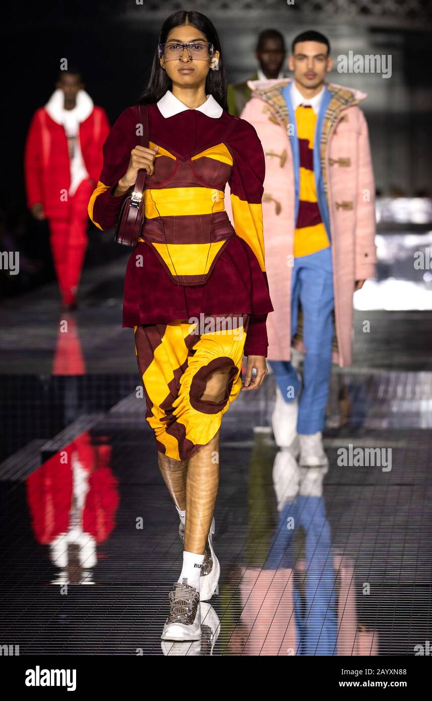Un modello sulla passerella durante lo spettacolo Burberry alla London Fashion Week febbraio 2020, tenutasi all'Olympia National di Londra. Foto Stock