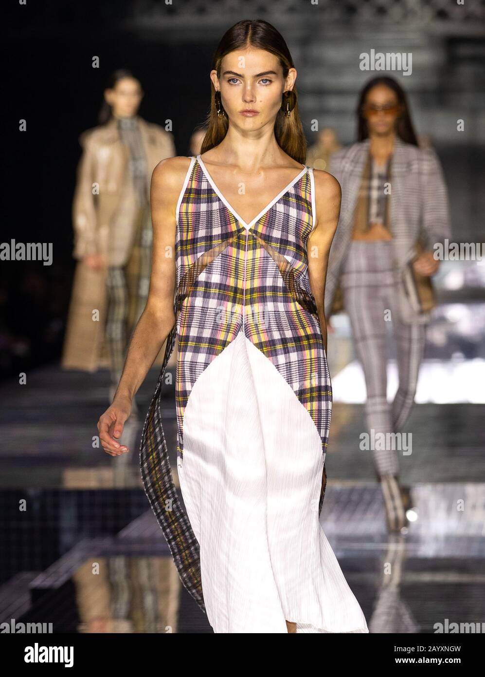 Un modello sulla passerella durante lo spettacolo Burberry alla London Fashion Week febbraio 2020, tenutasi all'Olympia National di Londra. Foto Stock
