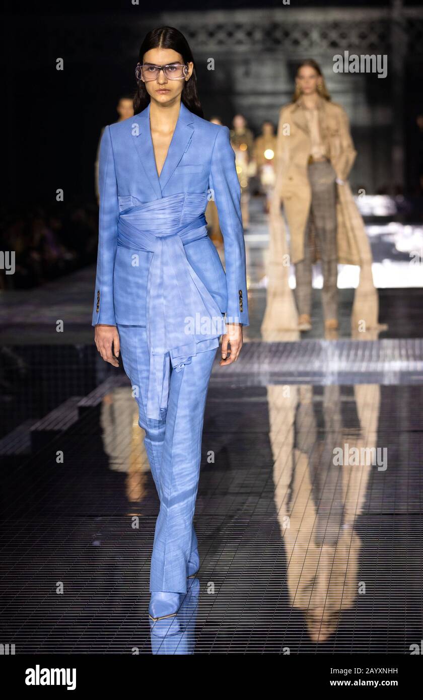 Un modello sulla passerella durante lo spettacolo Burberry alla London Fashion Week febbraio 2020, tenutasi all'Olympia National di Londra. Foto Stock