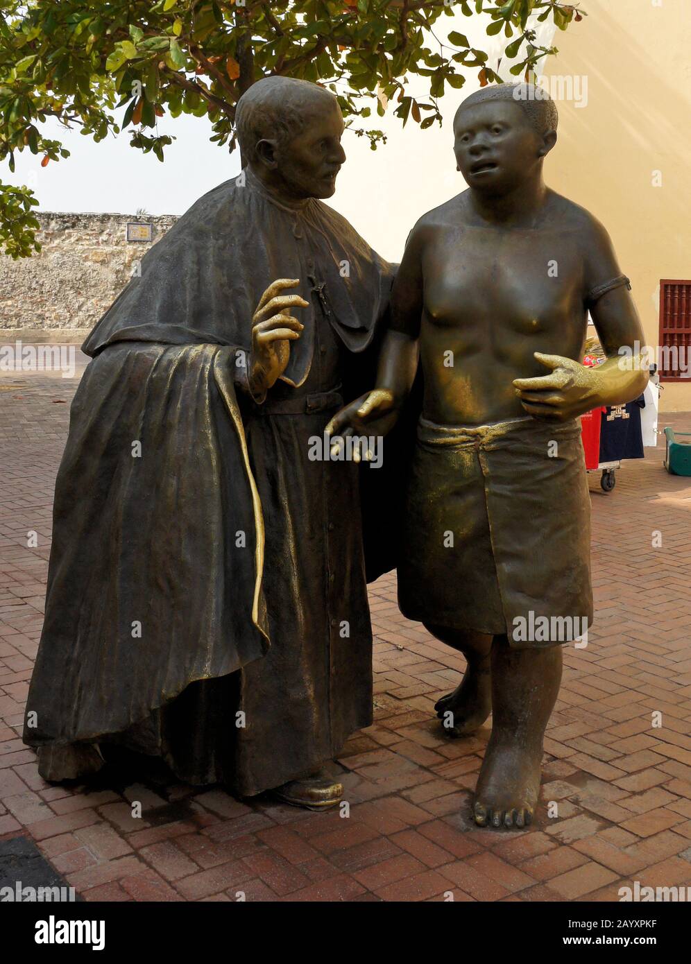 La scultura in bronzo di Enrique Grau del missionario gesuita San Pedro Claver con uno schiavo nella Plaza de San Pedro, città vecchia di Cartagena, Colombia Foto Stock
