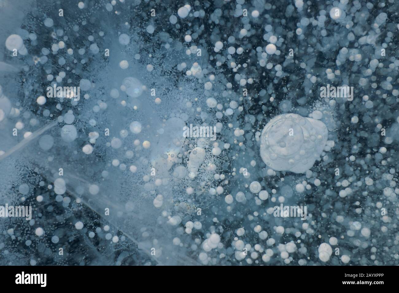 L'inverno cattura la luce sul lago Baikal Foto Stock