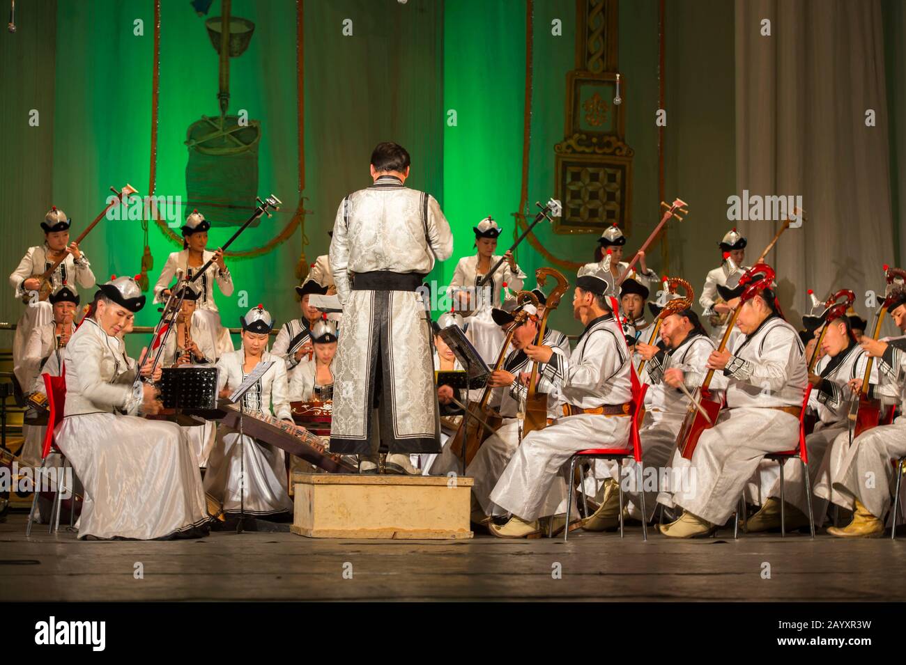 Spettacolo di musica tradizionale con l'Orchestra Nazionale della Mongolia al Teatro Nazionale Accademico Drama, Ulaanbaatar, Mongolia. Foto Stock