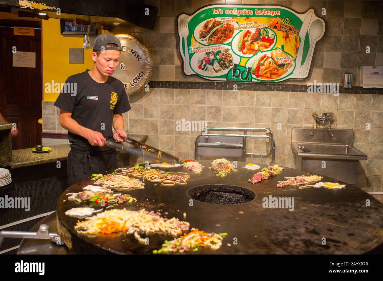 Cucina dello chef sulla griglia mongola, Ulaanbaatar, Mongolia. Foto Stock