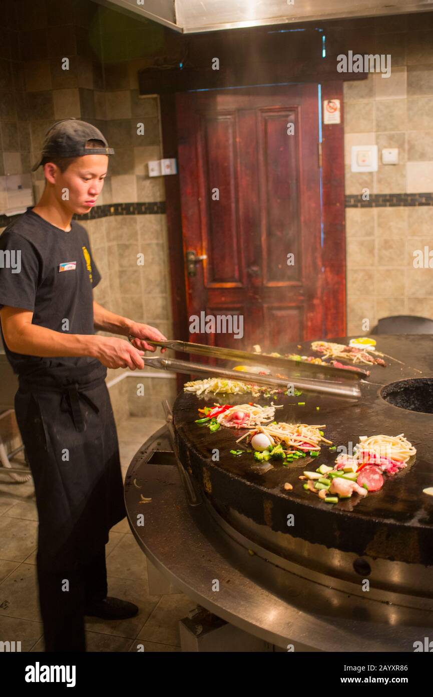 Cucina dello chef sulla griglia mongola, Ulaanbaatar, Mongolia Foto stock -  Alamy