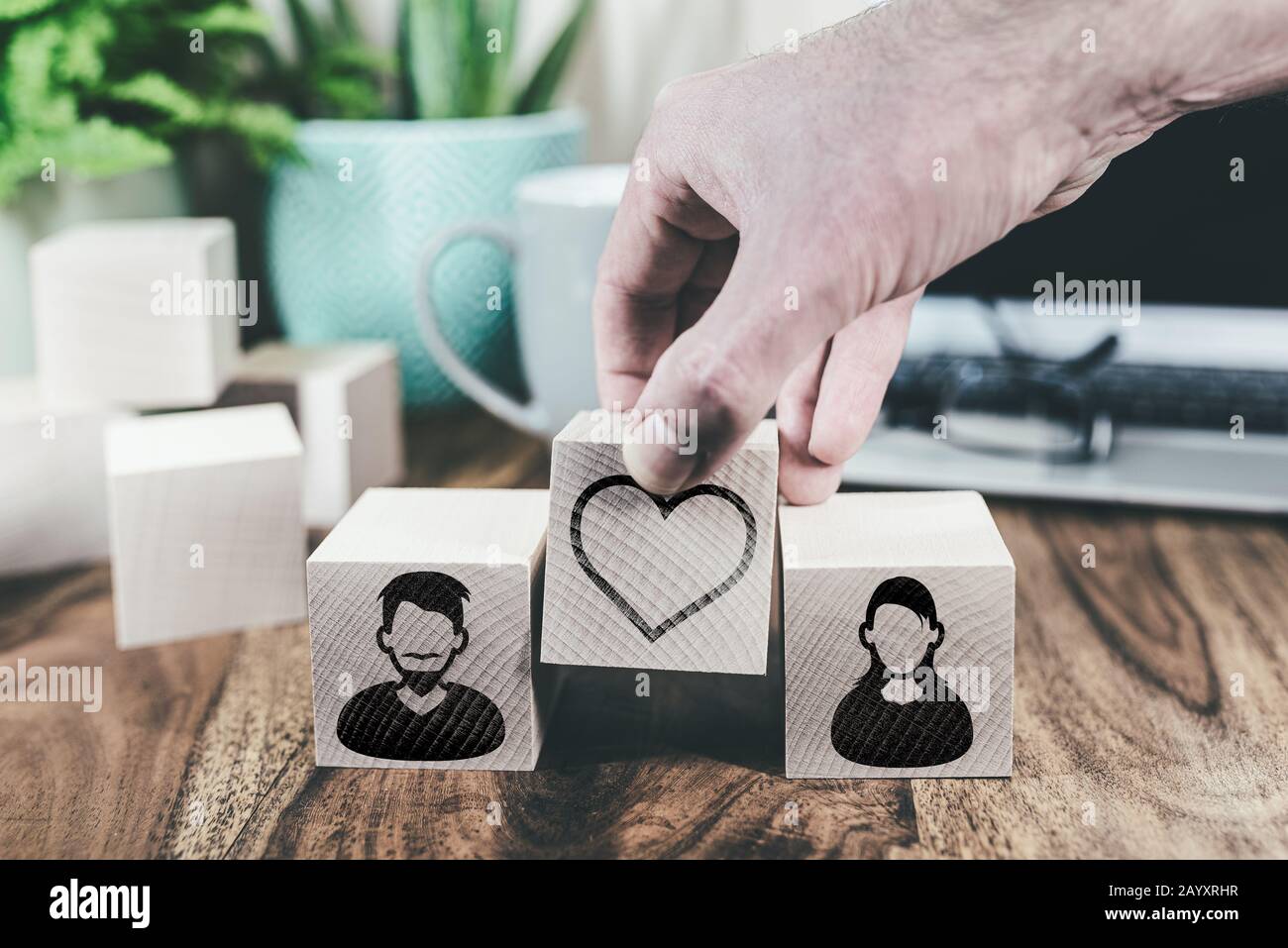 cadere in amore o concetto di relazione finale con icone avatar maschile e femminile e cuore su blocchi di legno Foto Stock