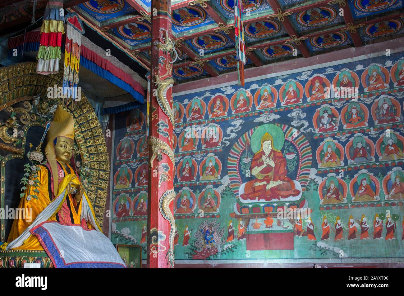 Interno con statua del Buddha del tempio orientale di Zuu, parte del complesso del monastero di Erdene Zuu a Kharakhorum, Mongolia, il più grande monastero della Mongolia (U. Foto Stock
