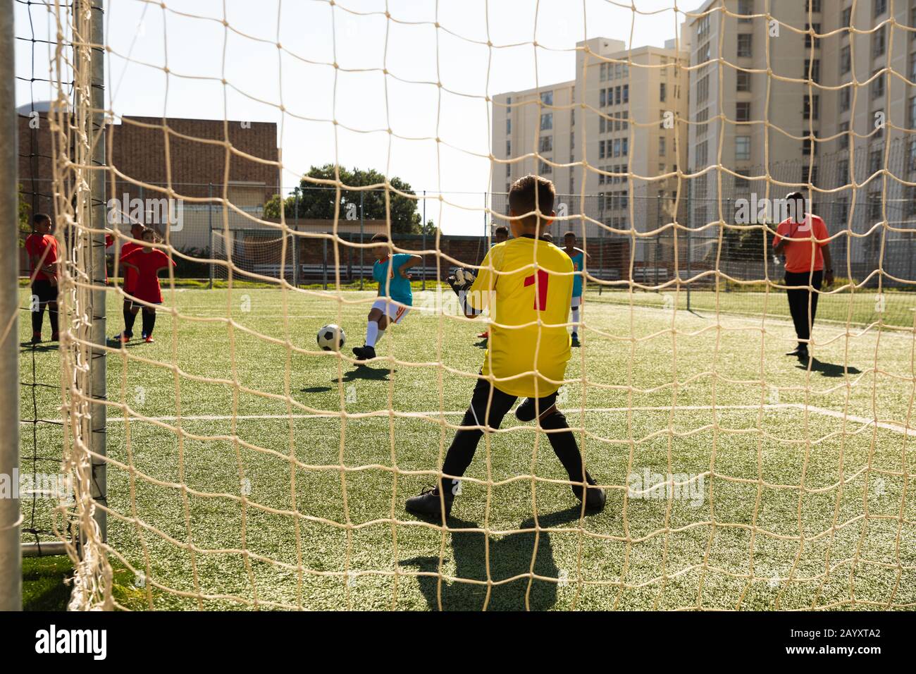 Partita di calcio vista da dietro l'obiettivo Foto Stock