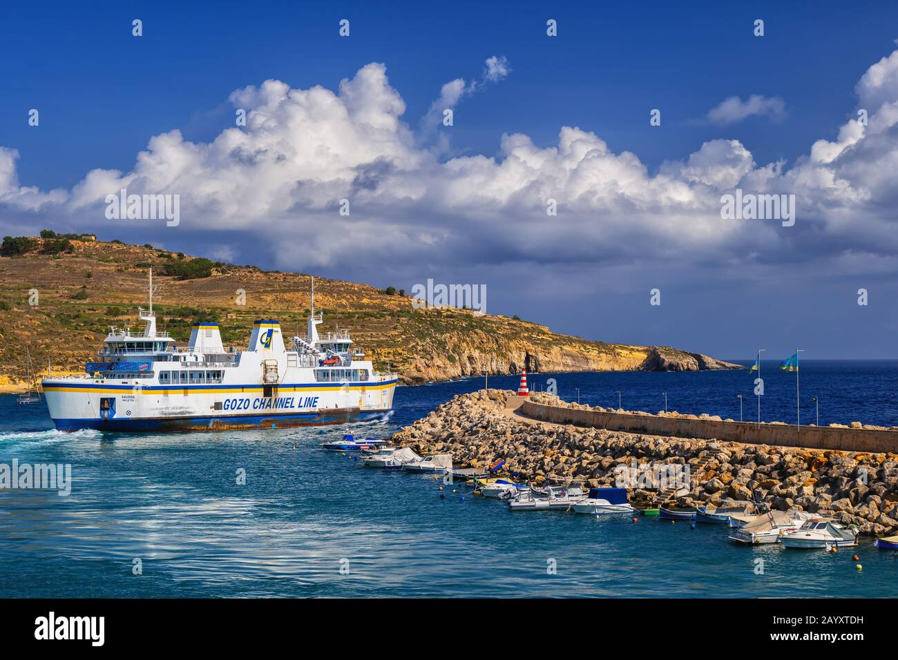 Gozo, Malta - 15 ottobre 2019: Traghetto della linea della Manica di Gozo che parte dal porto dell'isola di Gozo in direzione dell'isola di Malta, il modo principale di trasporto è la scommessa Foto Stock