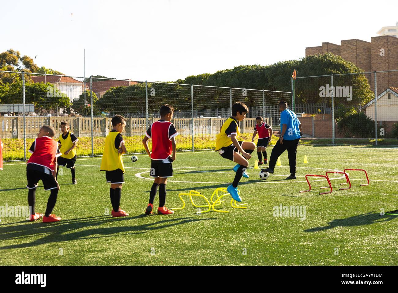I bambini si allenano prima di giocare a calcio sul campo Foto Stock