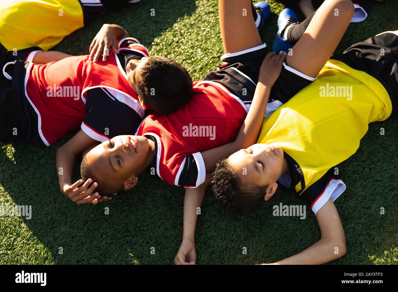 Vista ad alto angolo del gioco di calcio posato a terra Foto Stock