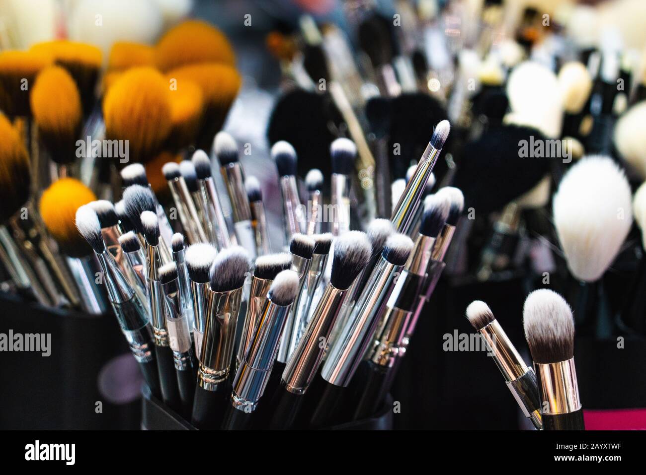 Una collezione di spazzole in lana naturale per l'applicazione di cosmetici, primo piano. Foto Stock