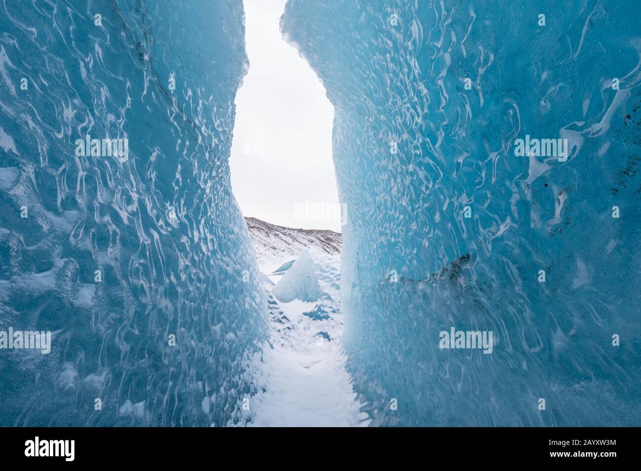 Ingresso di una grotta di ghiaccio all'interno del ghiacciaio Vatnajokull nel sud dell'Islanda. Incredibile Islanda natura Seascape popolare attrazione turistica. Migliore trave famouse Foto Stock
