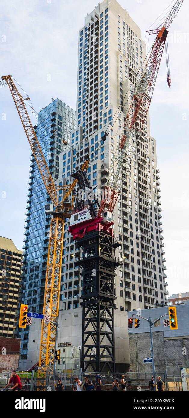 Composizione foto di gru che lavorano su Yonge Street e Blowor Avenue intersezione costruzione a Toronto. Foto Stock