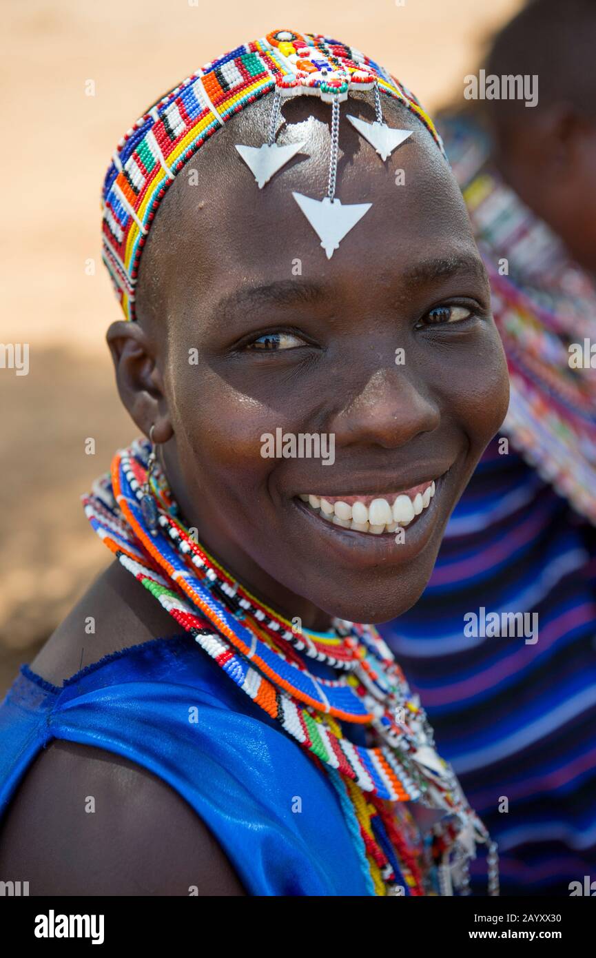 Ritratto di una donna Masai con biglie di vetro in un villaggio Masai fuori del Parco Nazionale Amboseli in Kenya. Foto Stock
