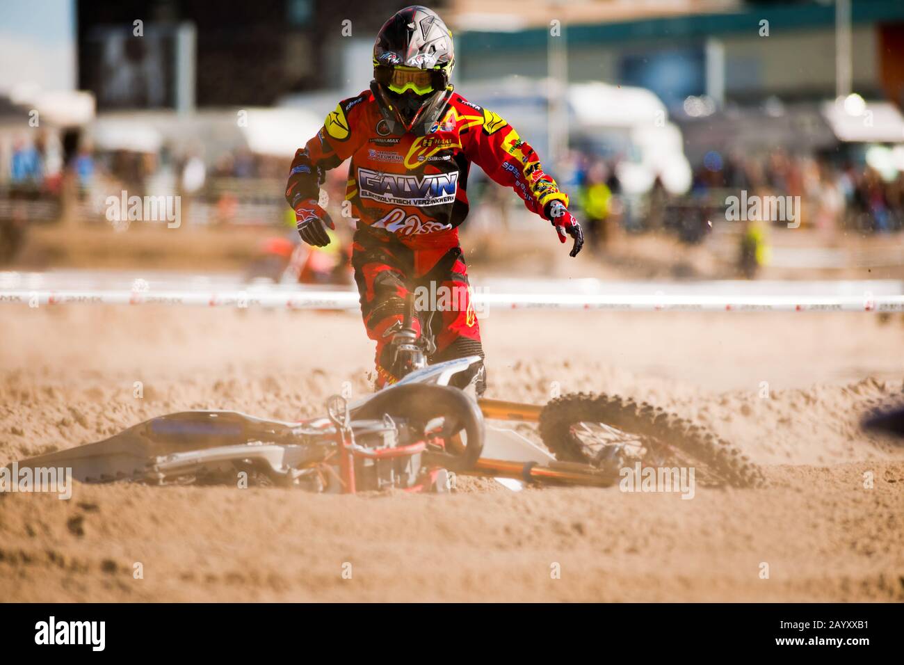 Il motociclista caduto si alza di nuovo e si dirige alla sua moto durante la croce sulla spiaggia di Vlissingen Foto Stock