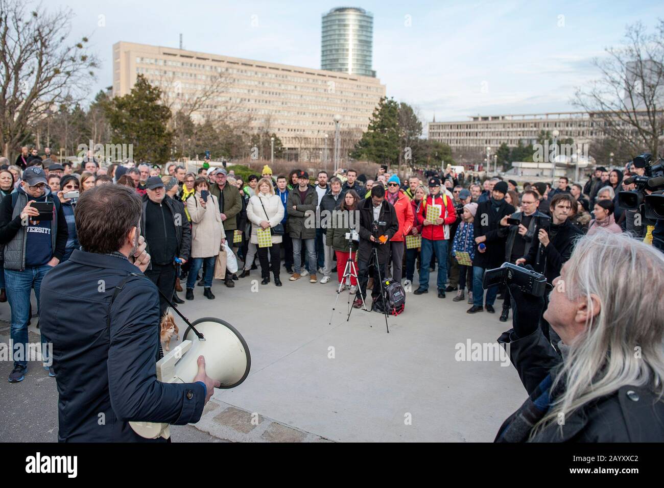 Bratislava, Slovacchia. 17th Feb, 2020. Il Popolo Ordinario e Le Personalità indipendenti (Olano) e i suoi sostenitori hanno acceso 5.000 candele al di fuori dell'ufficio governativo slovacco di Bratislava, in Slovacchia, il 17 febbraio 2020, ciascuno per una persona che, secondo questo movimento di opposizione, muore ogni anno a causa del cattivo stato del sistema sanitario del paese. Anche un'analisi governativa ha concluso in precedenza che vi era un numero relativamente elevato di decessi che avrebbero potuto essere evitati. Il leader Olano Igor Matovic ha detto che il governo guidato da Smer-Social Democracy finge di essere sociale, ma di fatto crea Foto Stock