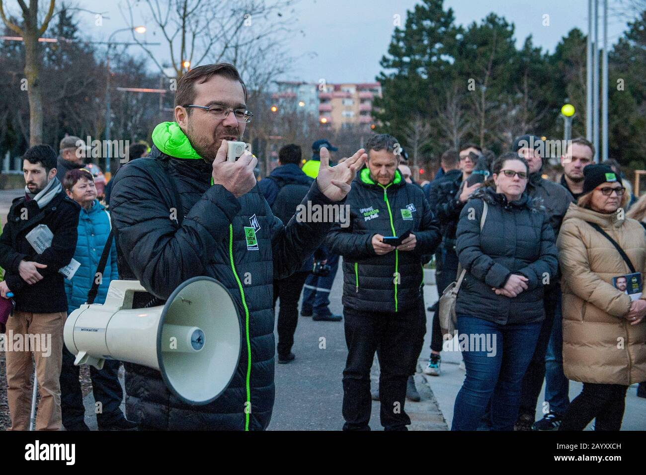 Bratislava, Slovacchia. 17th Feb, 2020. Il Popolo Ordinario e Le Personalità indipendenti (Olano) e i suoi sostenitori hanno acceso 5.000 candele al di fuori dell'ufficio governativo slovacco di Bratislava, in Slovacchia, il 17 febbraio 2020, ciascuno per una persona che, secondo questo movimento di opposizione, muore ogni anno a causa del cattivo stato del sistema sanitario del paese. Anche un'analisi governativa ha concluso in precedenza che vi era un numero relativamente elevato di decessi che avrebbero potuto essere evitati. Il leader Olano Igor Matovic ha detto che il governo guidato da Smer-Social Democracy finge di essere sociale, ma di fatto crea Foto Stock