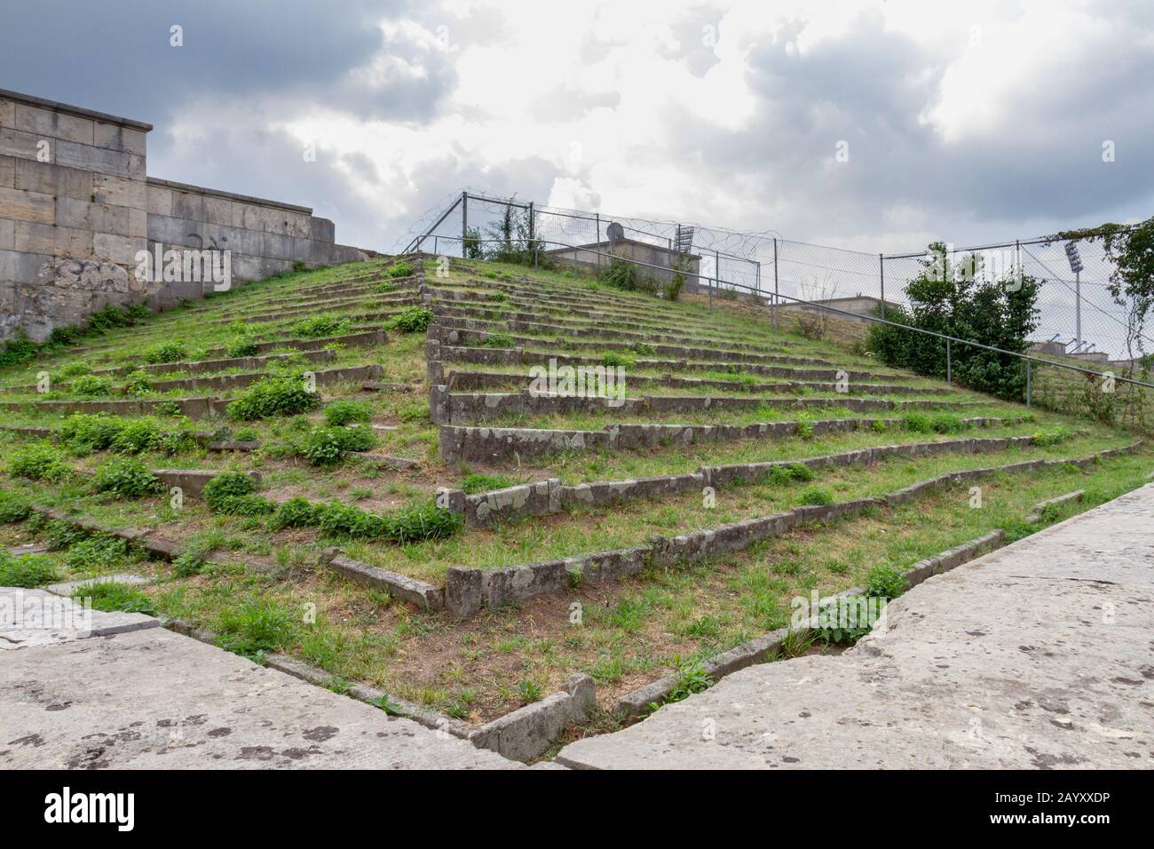 Una parte delle rovine si trova intorno a Zeppelinfeld, parte dei raduni del partito nazista a Norimberga, Baviera, Germania. Foto Stock