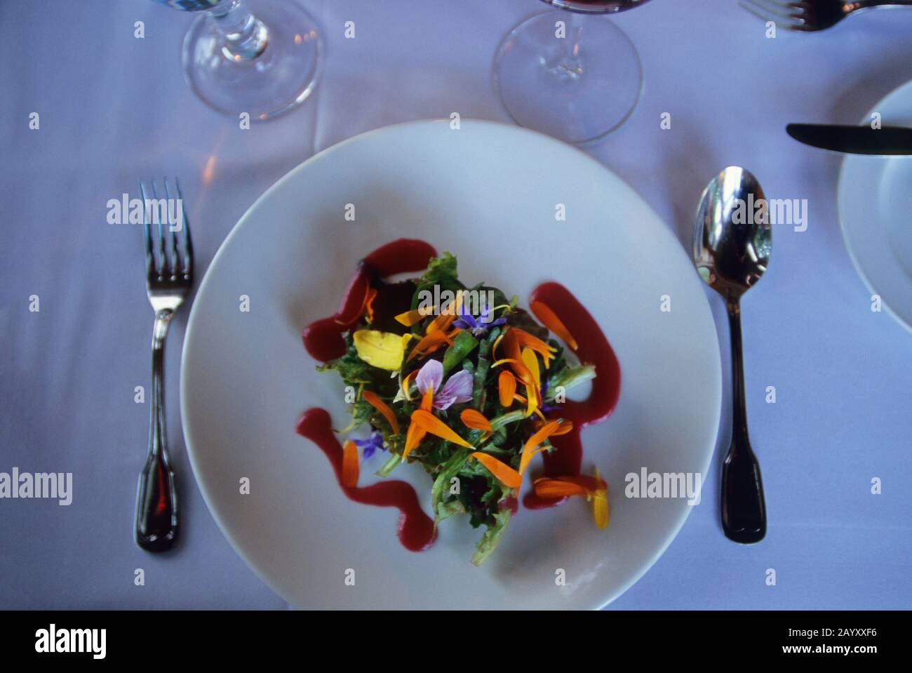 Un'insalata con fiori commestibili servita presso la Sooke Harbor House sull'Isola di Vancouver in British Columbia, Canada. Foto Stock