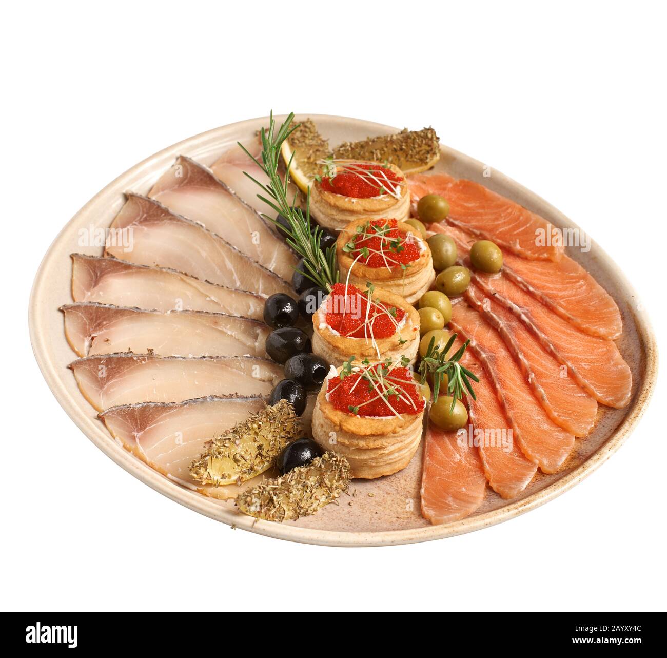 Antipasto - Carpaccio pesce assorti con e capriolo, Erbe, olive e Lemonon Slice Foto Stock