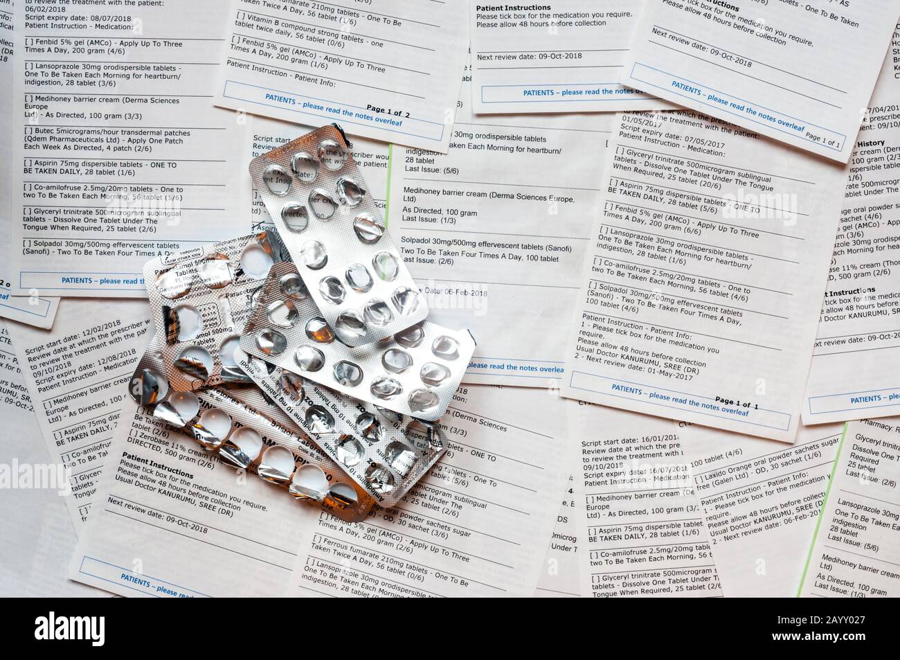 Una selezione di richieste di prescrizione medica ripetuta da parte di un medico, con confezioni blister per pillole vuote. NB i dati sono stati anonimizzati. Foto Stock