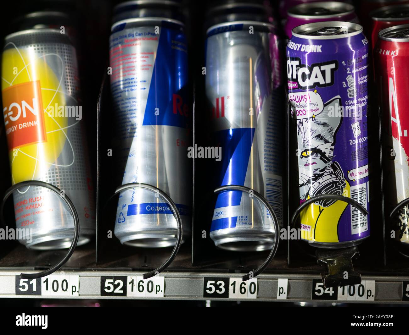 Mosca, Russia - 8 febbraio 2020: Red Bull, e-On bevande energetiche in lattine metalliche in una finestra di vetro trasparente di un distributore automatico. Numeri da scegliere Foto Stock